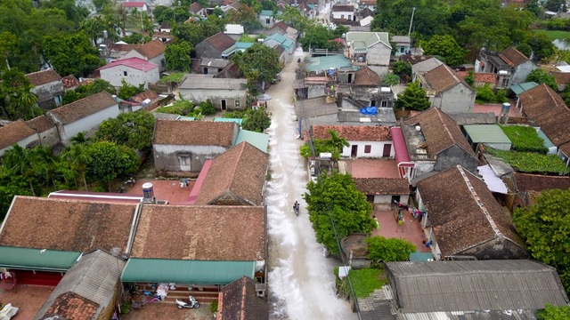 Bột vôi diệt khuẩn phủ trắng vùng ngập Hà Nội - 1
Sau nhiều ngày ngập nặng ở hai xã Nam Phương Tiến và Tân Tiến (Chương Mỹ, Hà Nội), đến nay nước đã rút. Sáng 10/8, người dân cùng chính quyền xã tiến hành rắc vôi bột khắp đường làng, ngõ xóm, dọn dẹp nhà cửa và trường học để vệ sinh, diệt khuẩn phòn trừ dịch bệnh.