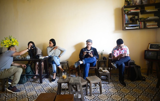 Giới trẻ Sài Gòn đua nhau "check in" quán cà phê kiểu cổ trong chung cư cũ - 13 Giới trẻ Sài Gòn đua nhau "check in" quán cà phê kiểu cổ trong chung cư cũ - 13