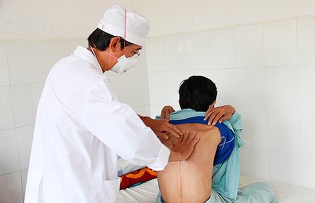 Đồng bằng sông Cửu Long thiếu trầm trọng bác sĩ chuyên ngành hiếm - 1 Thăm khám cho bệnh nhân mắc lao. Ảnh minh họa