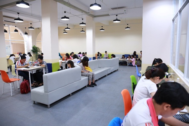 ĐH Kinh tế TP.HCM mở rộng hệ đào tạo vừa làm vừa học cho tất cả thí sinh - 1
Thư viện Trường với nguồn tài nguyên học thuật phong phú, cơ sở vật chất hiện đại, quy trình phục vụ thuận tiện, đáp ứng nhu cầu học tập và nghiên cứu của sinh viên UEH
