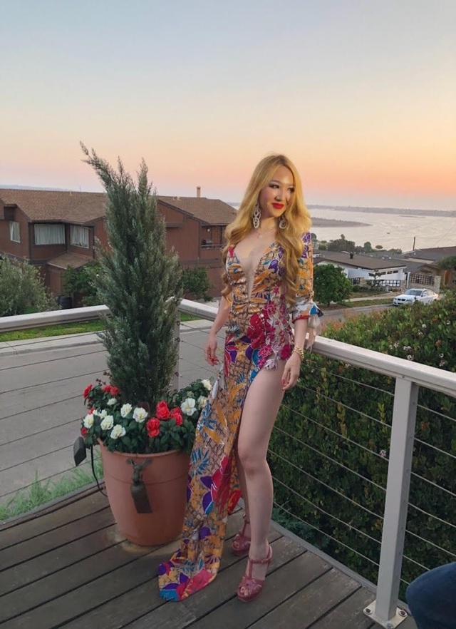Hoa hậu Hoàng Hải My hé lộ cơ ngơi lộng lẫy tại San Diego - 2 Xuất hiện tại sự kiện, hoa hậu Hoàng Hải My thay nhiều bộ váy áo kết hợp với nhẫn kim cương sang trọng.
