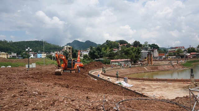 Sơn La nói gì về việc vận động cán bộ đóng tiền xây tượng đài trăm tỷ? - 6 Công nhân, máy móc đang thi công các hạng mục của dự án.