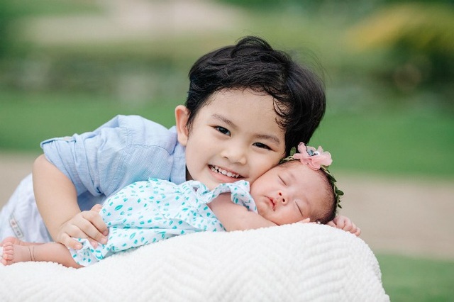 Tự Long mừng sinh nhật vợ bằng thơ; Chí Trung cho rằng đàn ông là “kẻ yếu ớt nhất” - 4 Khánh Thi hạnh phúc chia sẻ niềm vui làm mẹ của mình, cô khoe ảnh hai con mới chụp khi bé Anna tròn một tháng tuổi. Cả hai bé đều có nét giống bố Phan Hiển.