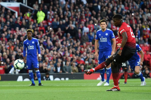 Những khoảnh khắc chiến thắng đầu tiên của MU trong mùa giải mới - 10
Pogba nhận trách nhiệm đá phạt 11m, tiền vệ người Pháp bình tĩnh sút bóng vào khung thành hạ gục thủ môn Schmeichel mở tỉ số trận đấu