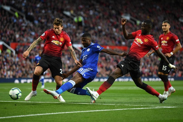 Những khoảnh khắc chiến thắng đầu tiên của MU trong mùa giải mới - 13
Các cầu thủ Leicester tấn công không ấn tượng trong khoảng thời gian dài. Bailly (thứ hai từ phải sang) thi đấu chắc chắn với nhiều pha cắt bóng xuất sắc