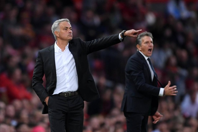 Những khoảnh khắc chiến thắng đầu tiên của MU trong mùa giải mới - 14
Mourinho chỉ đạo học trò thi đấu khá điềm tĩnh bên ngoài đường biên