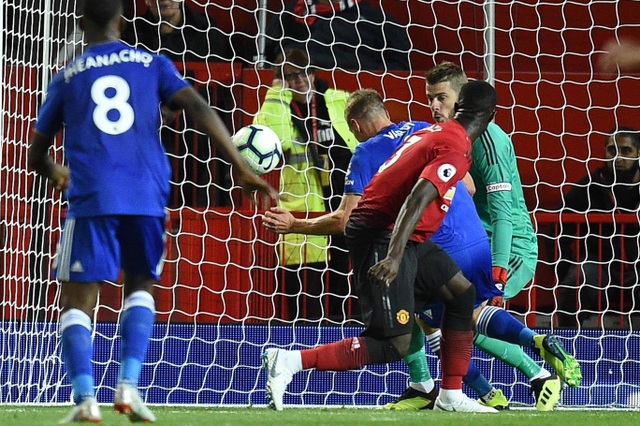 Những khoảnh khắc chiến thắng đầu tiên của MU trong mùa giải mới - 19
Vardy mang lại bàn rút ngắn tỉ số xuống 1-2 đầy bất ngờ ở phút bù giờ. Hàng thủ MU có dấu hiệu chệch choạc ở những phút cuối