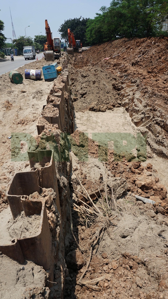 Dự án nước sạch sông Đà số 2: Dùng ống gang dẻo của Ấn Độ, UAE - 3 Đơn vị thi công đang tiến hành lắp đặt ống dẫn nước nước sạch cho Dự án tuyến đường ống nước sạch số 2.