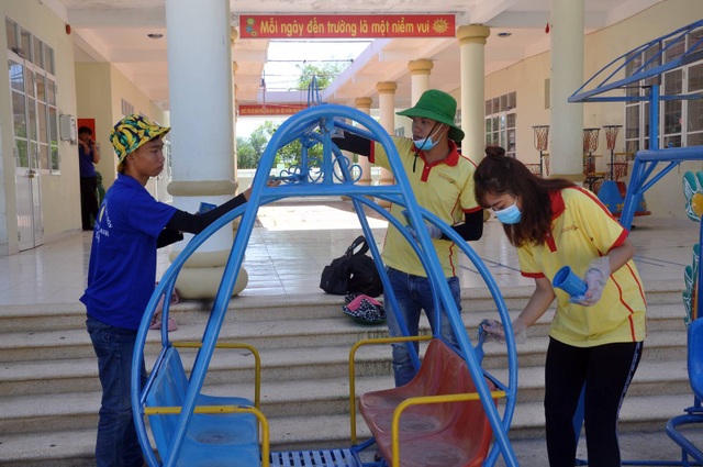 Dấu ấn sinh viên tình nguyện mùa hè xanh - 4 Sinh viên tình nguyện Trường cao đẳng Đại Việt Sài Gòn làm và sơn khu vui chơi của Trường mầm non An Dân (huyện Tuy An)