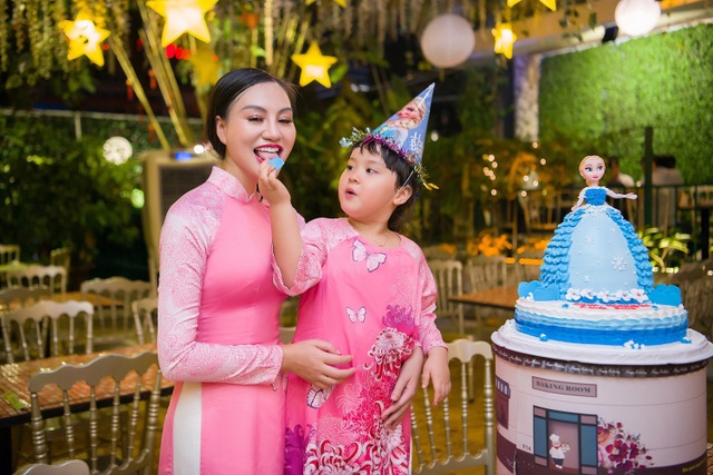 Mẹ con Trần Huyền Nhung duyên dáng trong tà áo dài Việt của NTK Ngọc Hân - 2 Mẹ con Trần Huyền Nhung duyên dáng trong tà áo dài Việt của NTK Ngọc Hân - 2