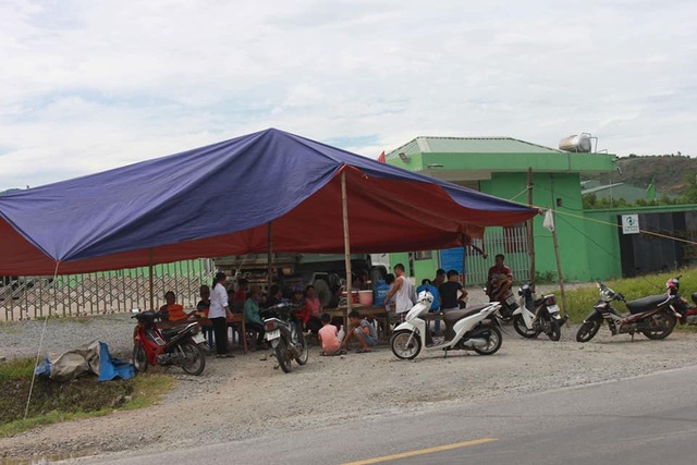 Vụ dân dựng rạp phản đối nhà máy rác: Đề nghị sớm có phương án di dời dân - 3 Trước đó trong 2 ngày (11/8 và 12/8) người dân đã đưa bẫy dính đầy ruồi và dựng rạp trước cổng nhà máy xử lý rác Phú Hà để phản đối