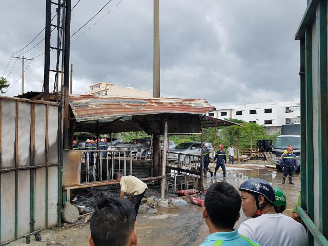 Cháy bãi giữ xe gần sân bay Tân Sơn Nhất - 2 Cháy bãi giữ xe gần sân bay Tân Sơn Nhất - 2