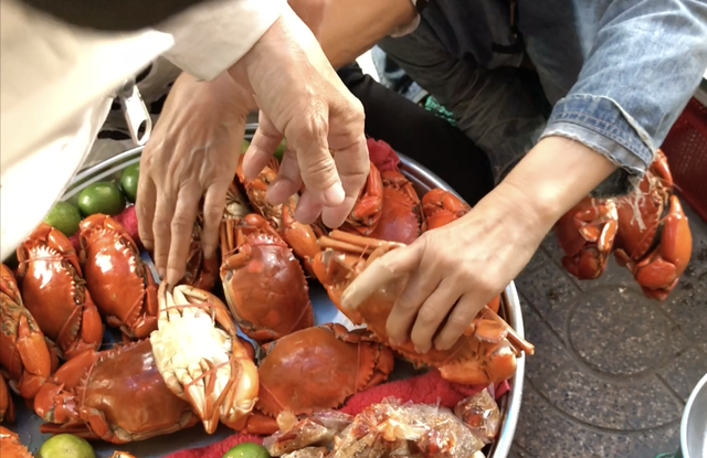 Cảnh tượng chưa từng có, cả trăm người tranh nhau mua hết mâm cua trong 3 phút - 6 Ai ai cũng tranh nhau lấy cua vì sợ không còn phần