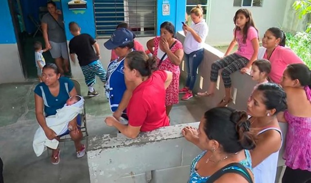 Bé 7 tháng tuổi choàng mở mắt trong vòng tay mẹ vào tang lễ của mình - 2 Mọi người đều cảm thấy thần kỳ khi bé gái tỉnh dậy