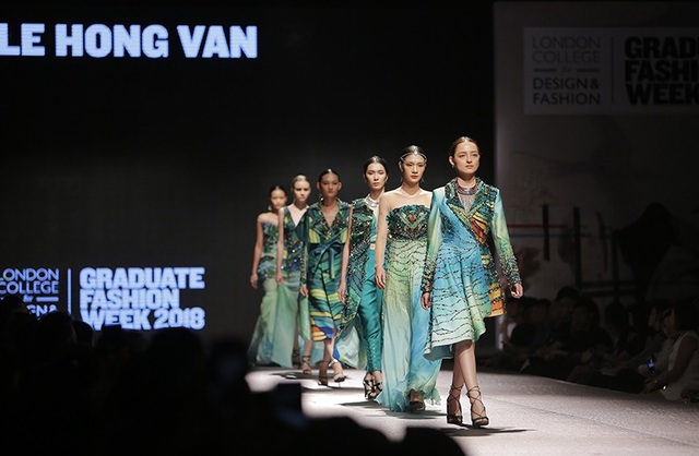 Hình ảnh ruộng bậc thang uốn lượn trên tà váy người con gái - 1
Tối 11/8 tại Hà Nội, buổi trình diễn tốt nghiệp của các sinh viên Học viện thiết kế thời trang London đã diễn ra với những tác phẩm ấn tượng và độc đáo.