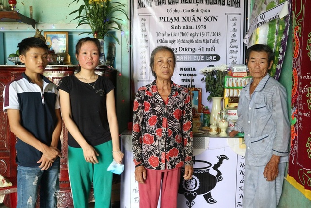Mẹ mất vì ung thư, cha bị đánh chết, 2 chị em dang dở đường đến trường - 1 Mồ côi cha mẹ, hai chị em Thảo hiện đang sống dựa vào ông bà nội tuổi gần 70