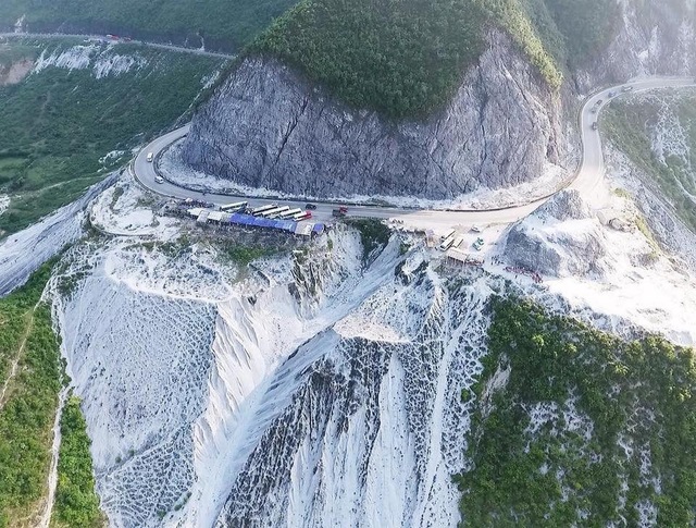 Ngọn đồi quanh năm phủ tuyết trắng đẹp như tiên cảnh ở Hòa Bình - 11 Từ đèo Đá Trắng có lối rẽ lên Mai Châu chưa đầy 30km, nên sau khi tham quan cảnh đẹp ở đây bạn có thể tiếp tục cuộc hành trình khám phá Mai Châu.