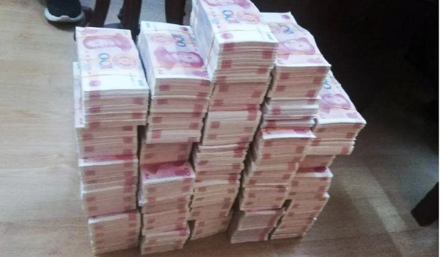 Hai cha con thông đồng in tiền giả để trả viện phí - 1 Số tiền giả trị giá 2,5 triệu Nhân dân tệ được cảnh sát thu giữ tại nhà hai cha con. (Nguồn: SCMP)