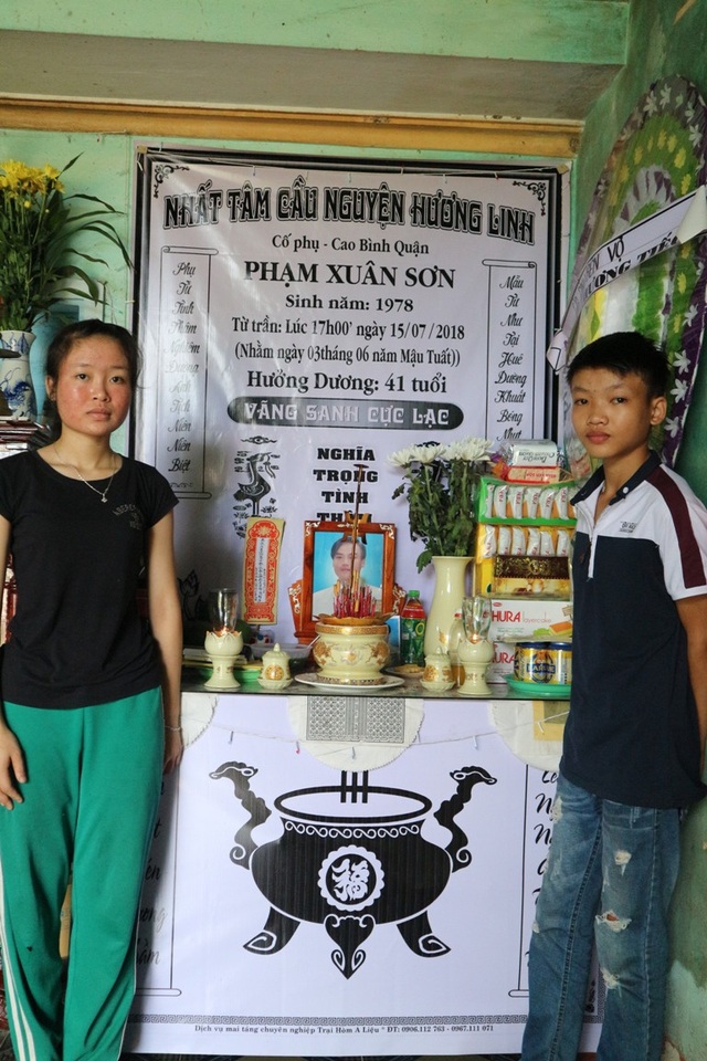 Mẹ mất vì ung thư, cha bị đánh chết, 2 chị em dang dở đường đến trường - 2 Thảo đã đỗ Đại học Kinh tế Đà Nẵng và Nguyên sắp bước vào lớp 11, ước mơ của hai em là được học hành đến nơi đến chốn