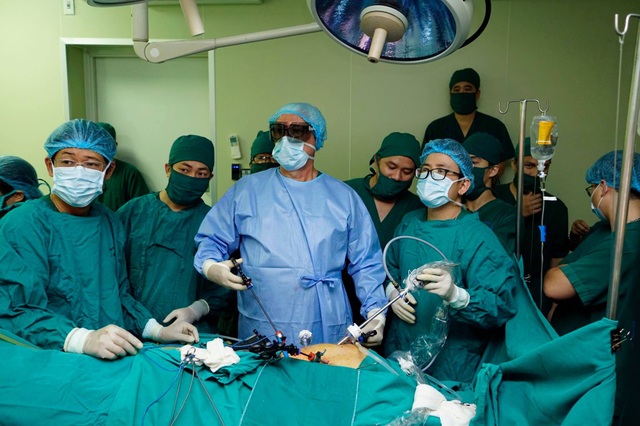 Phát hiện ung thư trực tràng sau dấu hiệu đau bụng, chướng hơi - 1
GS.J.Leroy thực hiện ca nội soi ít xâm lấn trên bệnh nhân, hướng dẫn trực tiếp cho các bác sĩ BV Đa khoa Đức giang.