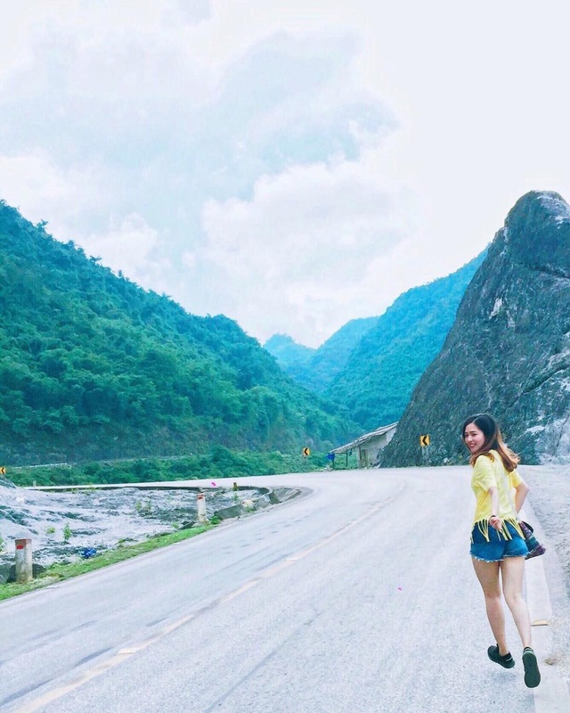 Ngọn đồi quanh năm phủ tuyết trắng đẹp như tiên cảnh ở Hòa Bình - 8 Nhờ những mảng đá vôi bao phủ tạo nên cho nơi đây khung cảnh trắng xóa, nên thơ như đang ở trời Tây. Ảnh: @haanhtran7693