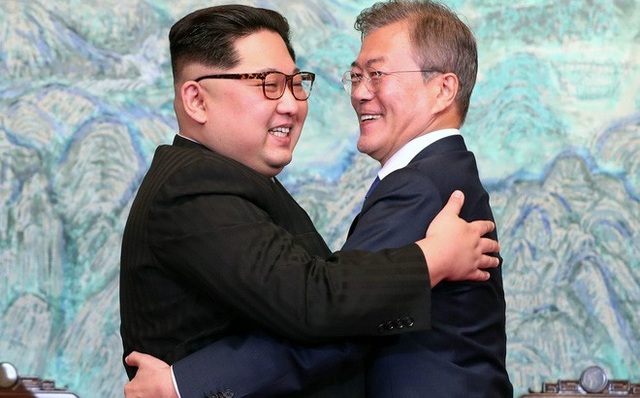 Tổng thống Hàn Quốc sẽ tới Bình Nhưỡng gặp nhà lãnh đạo Kim Jong-un - 1
Tổng thống Hàn Quốc Moon Jae-in và nhà lãnh đạo Triều Tiên Kim Jong-un (Ảnh: Reuters)