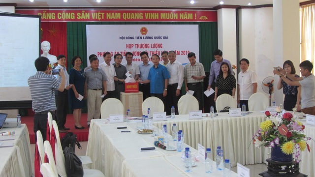 Lương tối thiểu 2019: Chốt đề xuất tăng ở mức 5,3 % - 2
Các thành viên Hội đồng tiền lương Quốc gia bỏ phiếu chốt mức đề xuất lương tối thiểu 2019. (Ảnh: C.G)