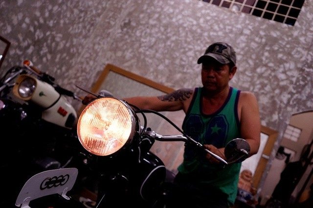 Kỳ công với niềm đam mê phục chế xe cổ - 1 Có những đêm, anh Long ngồi ngắm chiếc xe, nghiên cứu cách chế lại linh kiện bị thiếu mà không biết mệt mỏi…