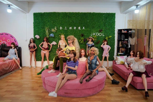 Cái giá bất ngờ khi kết cô bạn búp bê nhạy cảm như 1 hotgirl - 5
Búp bê tình dục với nhiều kiểu dáng khác nhau được trưng bày tại nhà máy WMDOLL