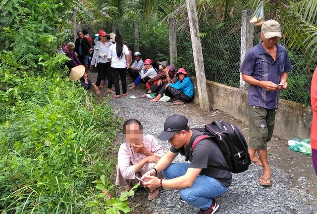 Khẩn trương truy bắt nghi phạm thảm sát 3 người trong gia đình vợ - 1
Đông người dân tập trung gần khu vực xảy ra vụ thảm án