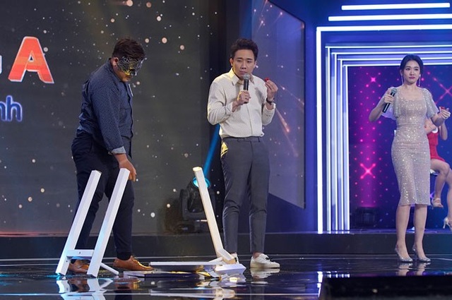Bị Trấn Thành chê, người chơi đập nát chiếc bàn gỗ ngay trên sóng truyền hình - 2 Bị Trấn Thành và các nghệ sĩ chê bai, nam thí sinh chặt gẫy cái bàn trước ánh mắt sững sờ của mọi người có mặt tại trường quay.