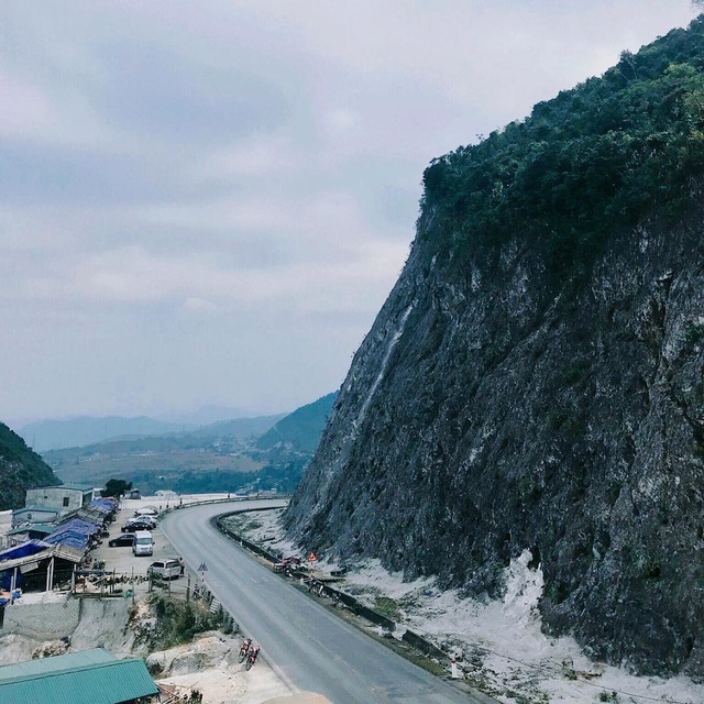 Ngọn đồi quanh năm phủ tuyết trắng đẹp như tiên cảnh ở Hòa Bình - 2 Nằm ở độ cao hơn 1.000m so với mực nước biển, đèo Đá Trắng còn có tên gọi khác là đèo Thung Khe. Nơi đây vốn là vùng núi đá vôi, khi phá núi mở đường, những mảng đá vôi từ trên cao đã sạt xuống và tạo nên màu sắc trắng xóa cho ngọn đồi. Ảnh: @thuongdinh97