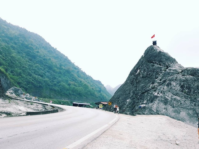Ngọn đồi quanh năm phủ tuyết trắng đẹp như tiên cảnh ở Hòa Bình - 1 Đèo Đá Trắng nằm ở tuyến quốc lộ 6 nối giữa Tân Lạc và Mai Châu (Hòa Bình) cách Hà Nội khoảng 120km về phía Tây Bắc. Ảnh: @thutrang1582