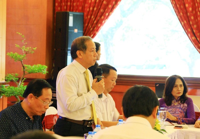 Ông Phan Ngọc Thọ, tân Chủ tịch UBND tỉnh Thừa Thiên Huế (đứng) cam kết sẽ hỗ trợ tối đa cho doanh nghiệp bằng hàng loạt hỗ trợ đã thực hiện và sẽ thực hiện trong thời gian ngắn sắp tới