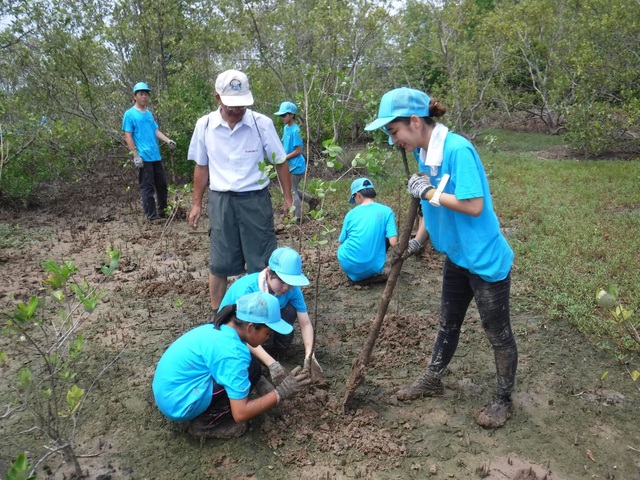 Học sinh, sinh viên Nhật Bản tham gia trồng rừng ngập mặn tại Cần Giờ - 1 Đoàn học sinh, sinh viên khu vực Kyushu, Nhật Bản tham gia trồng rừng tại huyện Cần Giờ, thành phố Hồ Chí Minh.