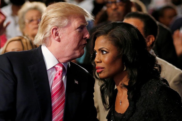 Nhà Trắng bác cáo buộc Tổng thống Trump nuốt tài liệu bí mật - 1
Tổng thống Mỹ Donald Trump và cựu trợ lý Nhà Trắng Omarosa Manigault Newman (Ảnh: Reuters)