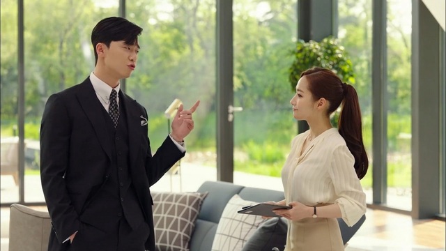 Nữ chính “Thư ký Kim sao thế?” tiết lộ bí quyết trẻ đẹp ở tuổi 32 - 2 “Bởi tôi là diễn viên, nên tôi thường phải trang điểm và phải giữ lớp trang điểm trên da trong suốt những quãng thời gian dài. Khi tôi đang quay phim, có những lúc phải giữ lớp trang điểm suốt 20-24 tiếng trên da. Da mặt tôi bị khô và cũng không khỏe, nó có thể nhanh chóng xấu đi vì mệt mỏi. Vì vậy, mỗi khi tôi được nghỉ giải lao, cho dù là nghỉ ngắn, tôi cũng tẩy trang và có những lúc đắp tới 2-3 chiếc mặt nạ dưỡng da một ngày”.