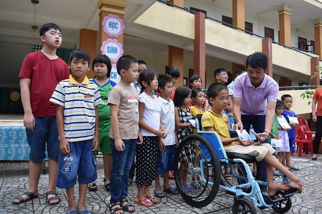 Quảng Bình: Niềm vui đầu năm học mới của học sinh khuyết tật - 3
Những món quà ý nghĩa được trao tận tay thầy và trò của Trung tâm.