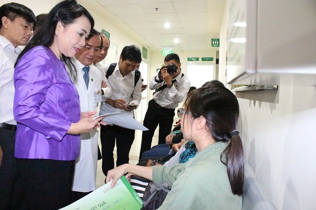 Làm rõ và khắc phục "nỗi sợ" bệnh viện công lập! - 1 Bộ trưởng Kim Tiến tiếp xúc, trao đổi thông tin với mẹ con bệnh nhân Phượng