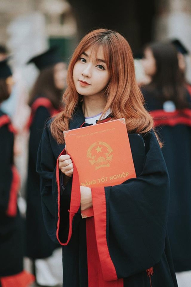 Nữ sinh Ngoại thương gây chú ý vì giống hệt “Thư kí Kim” - 6
Hiện nay, Khánh Hà đang là sinh viên lớp Anh 7, khoa Tài chính Quốc tế K53, ĐH Ngoại thương Hà Nội.