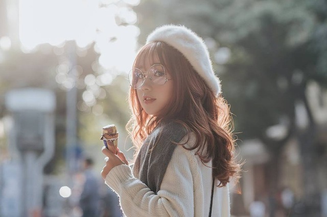 Nữ sinh Ngoại thương gây chú ý vì giống hệt “Thư kí Kim” - 9
Với lợi thế là gương mặt đẹp, thân hình cao ráo, mảnh mai cộng với gu thời trang hiện đại, Khánh Hà dễ dàng biến hóa trong mỗi khung hình