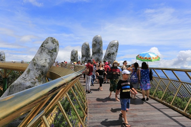 Du khách trong nước và quốc tế nếu muốn check in cầu Vàng khi đến Đà Nẵng