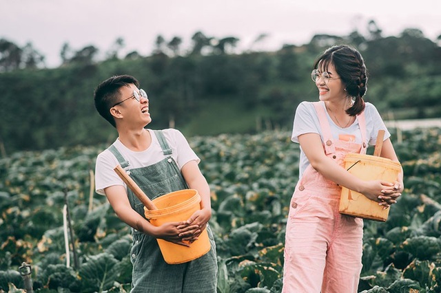 “Chú hãy nói thật đi, cháu là cuộc tình thứ mấy?” - 4
Chuyện trò một thời gian, Vũ “thả thính” cô gái với nụ cười như nắng tỏa bằng dòng tin “Em có sợ nếu yêu phải một ông già không?”.