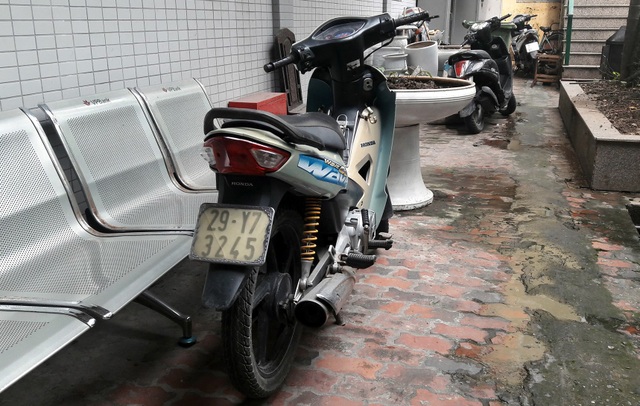 Hà Nội: Nửa đêm vác dao bầu đi cướp tài sản của phụ nữ - 2 Chiếc xe hai đối tượng sử dụng làm phương tiện đi cướp.
