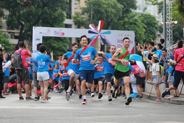 Sôi động giải chạy tiếp sức MB Ageas Life Family Ekiden - 1
Giải đua thu hút 700 vận động viên tham gia với hàng trăm gia đình, trong đó có đến 175 trẻ em.