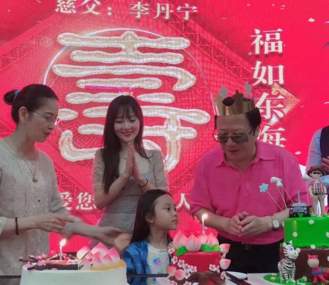 Lý Tiểu Lộ rạng ngời trong sinh nhật cha ruột - 2
Sự vắng mặt của Giả Nãi Lượng lại khiến cộng đồng mạng tò mò và quan tâm. Lý Tiểu Lộ và Giả Nãi Lượng không còn xuất hiện bên nhau kể từ tháng 1 vừa rồi sau khi nữ diễn viên Lý Tiểu Lộ bị phát hiện ngoại tình với rapper PGone.