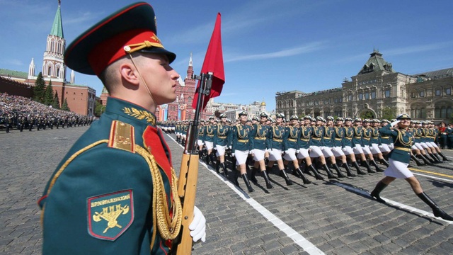 Quân đội Nga diễu binh qua Quảng trường Đỏ (Ảnh: EPA)