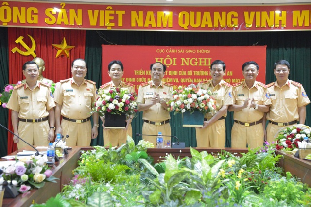 Thiếu tướng Vũ Đỗ Anh Dũng làm Cục trưởng Cục CSGT - 1 Lãnh đạo Cục Cảnh sát giao thông chúc mừng Thiếu tướng Trần Sơn Hà và Thiếu tướng Vũ Đỗ Anh Dũng. Ảnh CSGT