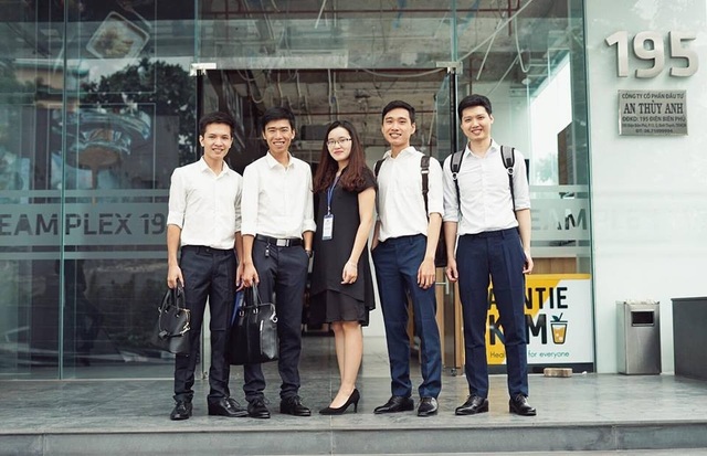 CEO 9X: Học lập trình và dùng “code” để chinh phục thế giới - 1
CEO Nami Corp Giáp Văn Đại (đứng thứ 2 từ trái sang) tham vọng góp phần phát triển cộng đồng blockchain Việt Nam vào top những quốc gia dẫn đầu trong lĩnh vực công nghệ chuỗi khối.