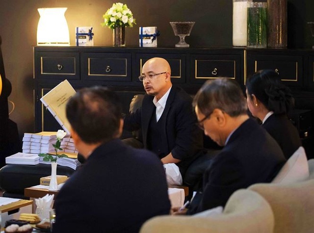 Ông Đặng Lê Nguyên Vũ bất ngờ gặp gỡ báo chí sau 5 năm "tịnh khẩu" - 3
Cuốn sách mà ông Vũ dành tặng bạn bè thân thiết, là Trung Nguyên, Cà phê, Triết đạo nhân sinh, do ông cùng Giáo sư Tôn Thất Nguyễn Thiêm dày công nghiền ngẫm, biên soạn. Ảnh: Tô Thanh Tân
